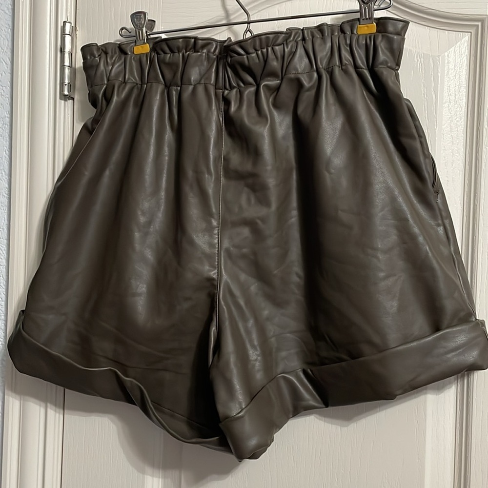 Abercrombie & Fitch Vegan Leather High Waist Paperbag Shorts Minimalist Neutral - Picture 3 of 6